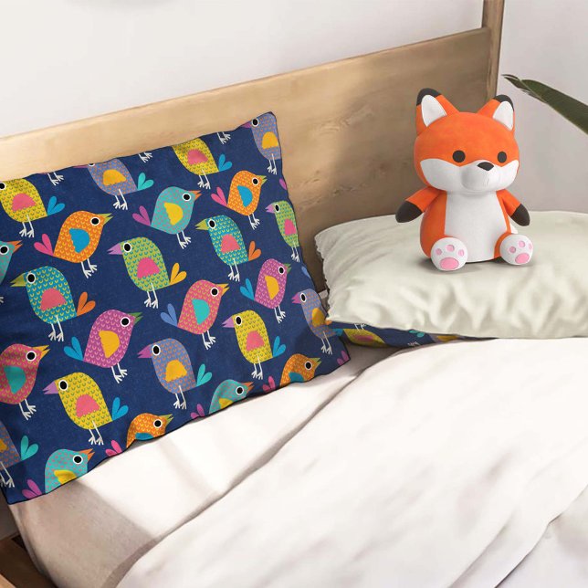 Cute Bird Pattern on Blue Kissenbezug (Von Creator hochgeladen)