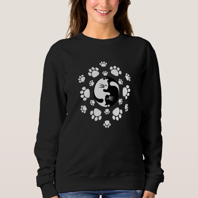 Cute Black & White Yin Yang Cats Paw Print Mandala Sweatshirt (Vorderseite)