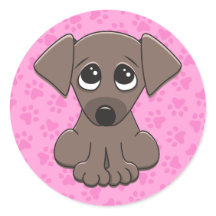 Cute, brauner Welpenhund auf rosa Pfotenprint