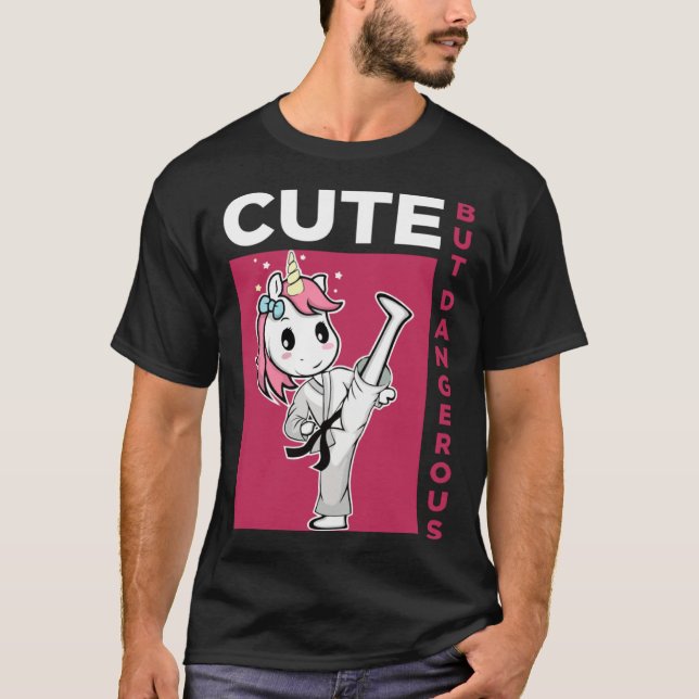 Cute but Dangerous Karate Taekwondo Unicorn Karate T-Shirt (Vorderseite)