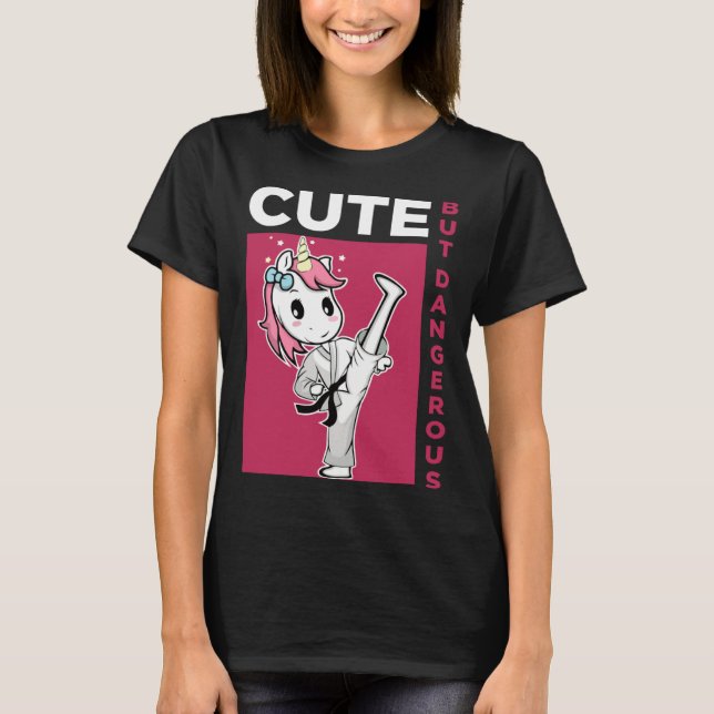 Cute but Dangerous Karate Taekwondo Unicorn Karate T-Shirt (Vorderseite)