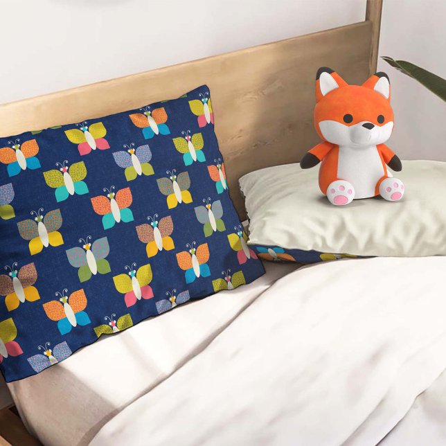 Cute Butterfly Pattern on Blue Kissenbezug (Von Creator hochgeladen)