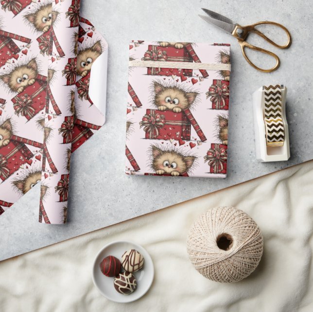 Cute Cartoon Kitten in a Box with Hearts Pattern Geschenkpapier (Kunsthandwerk)