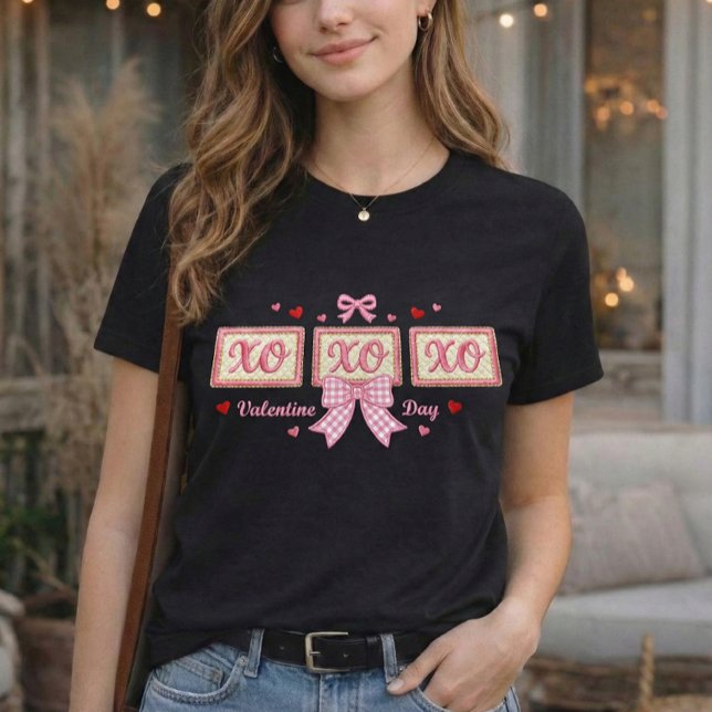 Cute Coquette Pink Gingham XOXO Valentine's Day T-Shirt (Von Creator hochgeladen)