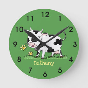 Cute cow in green field cartoon illustration runde wanduhr