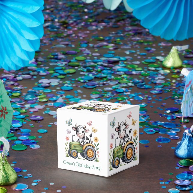 Cute Cow on Tractor Boy Birthday Party  Geschenkschachtel (Party)