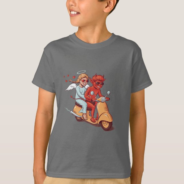 Cute Devil and Angel on a Scooter T-Shirt (Vorderseite)