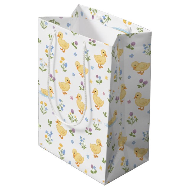 Cute Ducklings and Wildflowers Pattern Mittlere Geschenktüte (Rückseite Schrägansicht)