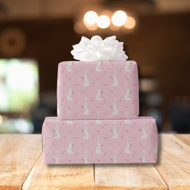 Cute Easter bunny & carrot pattern on pastel pink Geschenkpapier (Von Creator hochgeladen)