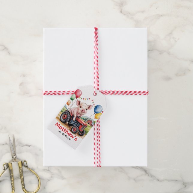 Cute Farm Pig On A Tractor 1st. Birthday Party Geschenkanhänger (Mit Garn)