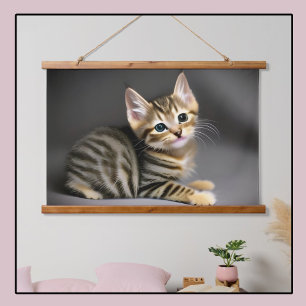 Cute fluffy tabby cat baby   wandteppich mit holzrahmen