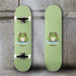 Cute Frog Skateboard<br><div class="desc">Ein grünes Skateboard mit einer Abbildung eines niedlichen Frosches auf seinem Teich und anpassbarem Text unten: ein perfektes Geschenk für ein Kind! Sie können sie auch zum Zuhause dekorieren oder zum Spaß während Ihres Skate verwenden!</div>