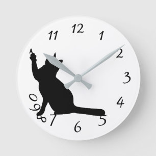 Cute funny black cat playing with numbers clock runde wanduhr