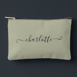 Cute Girly Minimalist Custom Name | Zementgrau Zubehörtasche<br><div class="desc">Heben Sie sich mit unserem Cute Girly Minimalist Custom Name Accessoire-Täschchen ab! Dieses stilvolle Zementgraue Täschchen ist perfekt,  um Ihre Essentials an einem Ort zu verstauen. Passen Sie es mit dem Namen Ihrer Brautjungfer an,  für eine persönliche Note,  die sie lieben wird.</div>