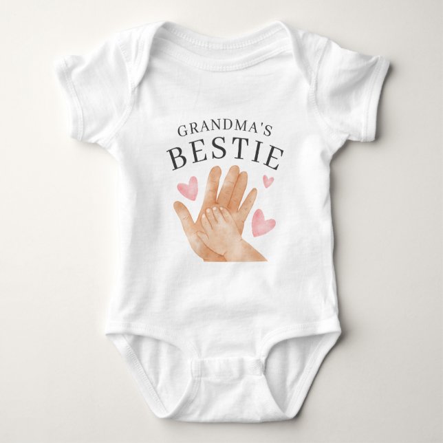 Cute Grandma's Bestie Heart and Hands Baby Strampler (Vorderseite)