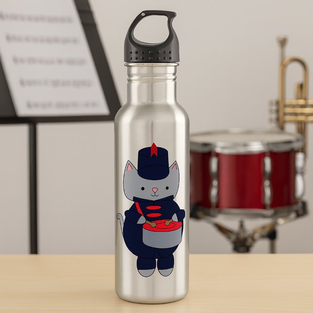 Cute Gray Cat Marching Band Uniform Playing Drum Edelstahlflasche (A water bottle with a cute gray cat playing the snare drum & wearing a navy blue & red uniform.)