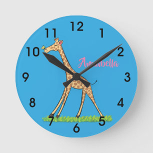 Cute happy giraffe with butterfly cartoon runde wanduhr