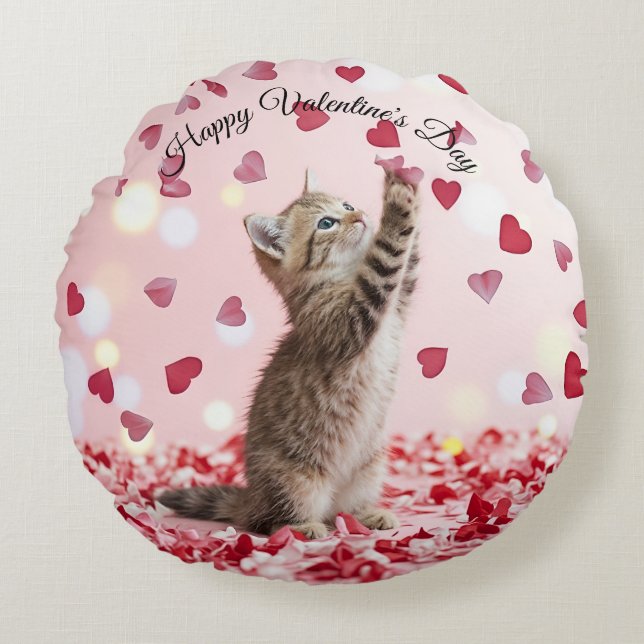 Cute Kitten Catching Valentine Heart Petals Rundes Kissen (Vorderseite)