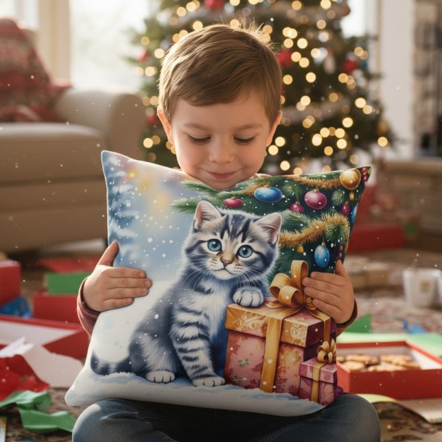 Cute Kitten Under Christmas Tree Kissen (Von Creator hochgeladen)