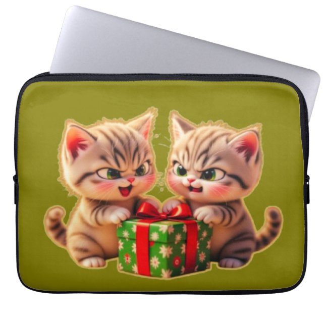 **Cute Kittens Fighting Over a Gift – Funny Christ Laptopschutzhülle (Vorderseite)