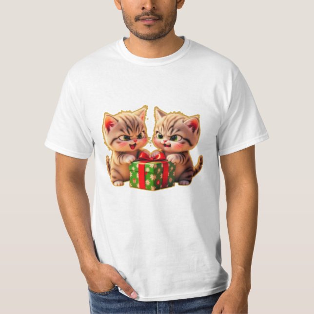 **Cute Kittens Fighting Over a Gift – Funny Christ T-Shirt (Vorderseite)