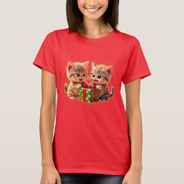 **Cute Kittens Fighting Over a Gift – Funny Christ T-Shirt (Vorderseite)