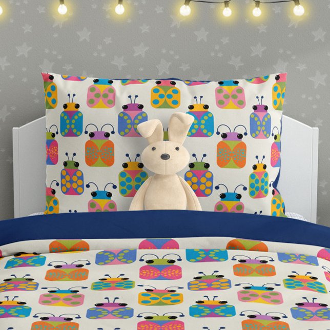 Cute Ladybug Pattern on Cream Kissenbezug (Von Creator hochgeladen)