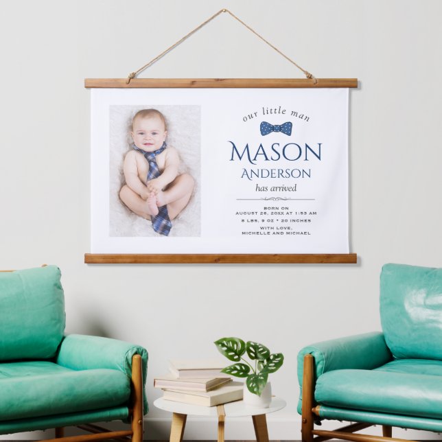 Cute Little Man | Boy Photo Birth Announcement Wandteppich Mit Holzrahmen (Wohnzimmer)