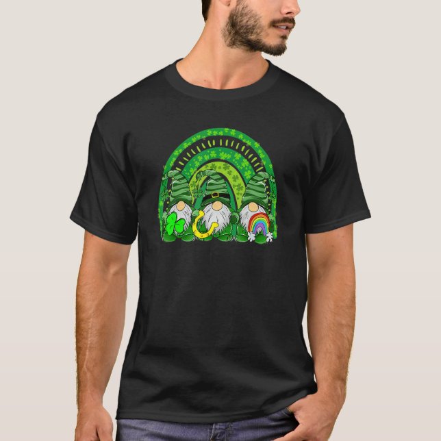 Cute Lucky Rainbow Gnome Happy St Patricks Day Fam T-Shirt (Vorderseite)