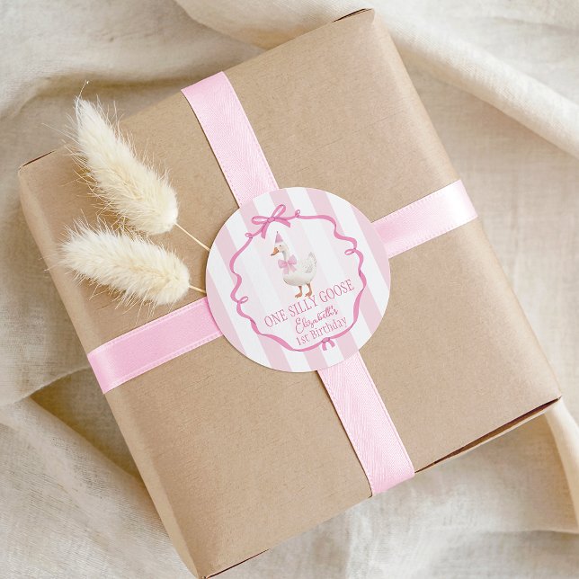 Cute One Silly Goose Pink Bow First Birthday Runder Aufkleber (Cute One Silly Goose Pink Bow First Birthday Classic Round Sticker)