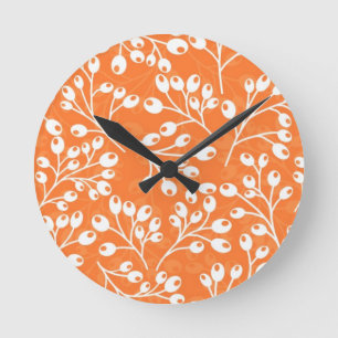 Cute orange and white autumn berries runde wanduhr