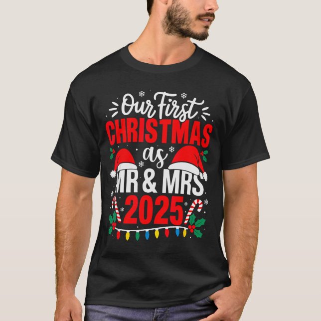 Cute Our First Christmas As Mr &amp; Mrs 2025 Coup T-Shirt (Vorderseite)