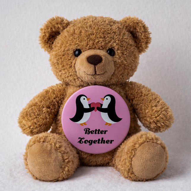 Cute Penguins Better Together Pink Heart Love Button (Von Creator hochgeladen)