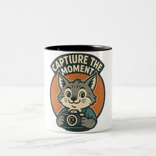 Cute Photographer Lynx Vintage Mascot Design Zweifarbige Tasse (Mittel)