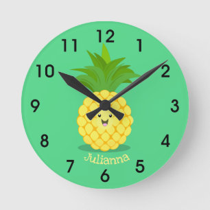 Cute pineapple cartoon illustration runde wanduhr