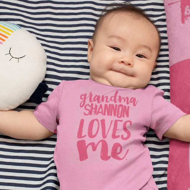 Cute Pink Grandma LOVES Me Baby Strampler (Von Creator hochgeladen)