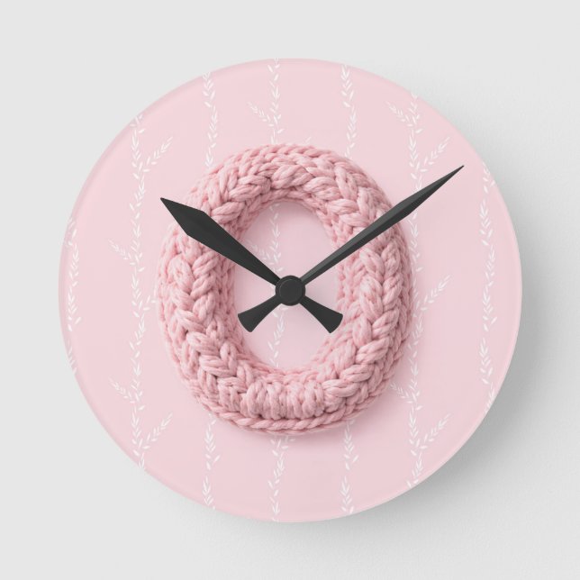Cute pink O monogram initial crocheted letter boho Runde Wanduhr (Vorderseite)
