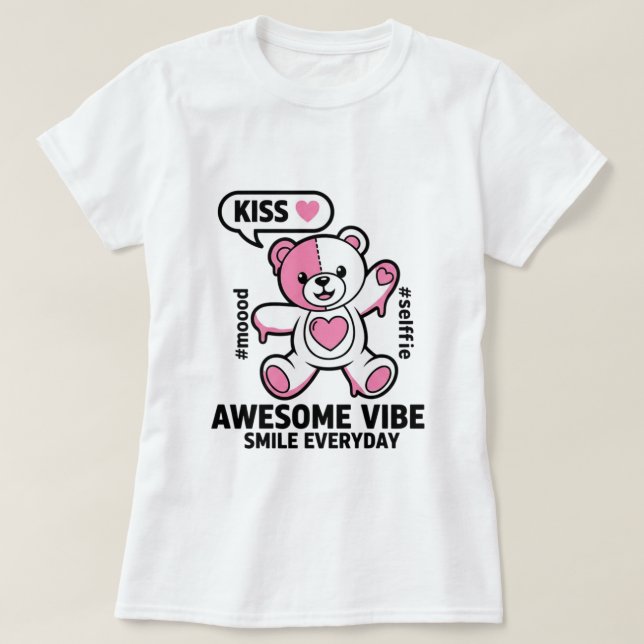Cute Pink Teddy Bear Saying Kiss – Kawaii Love Bea T-Shirt (Design vorne)