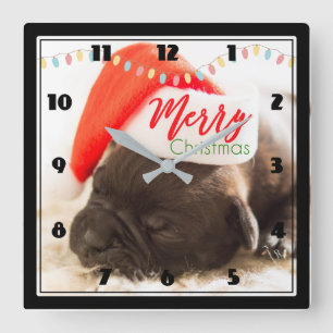 Cute Pug in a Red Santa Hat Merry Christmas Quadratische Wanduhr
