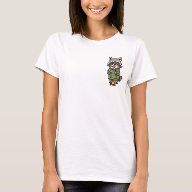 Cute Raccoon Camper Roasting Marshmallows in Green T-Shirt (Vorderseite)