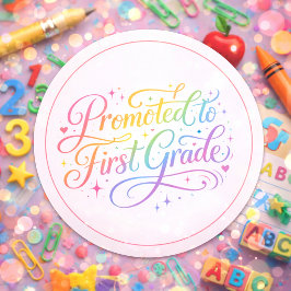 Cute Rainbow “Promoted to First Grade” Design Runder Aufkleber