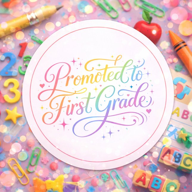 Cute Rainbow “Promoted to First Grade” Design Runder Aufkleber (Von Creator hochgeladen)