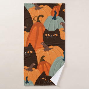 Cute seamless pattern with black cats and pumpkins badehandtuch