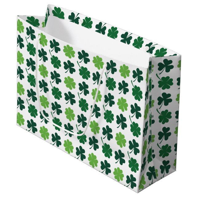 Cute shamrocks and four leaf clovers tiled pattern große geschenktüte (Vorderseite Schrägansicht)