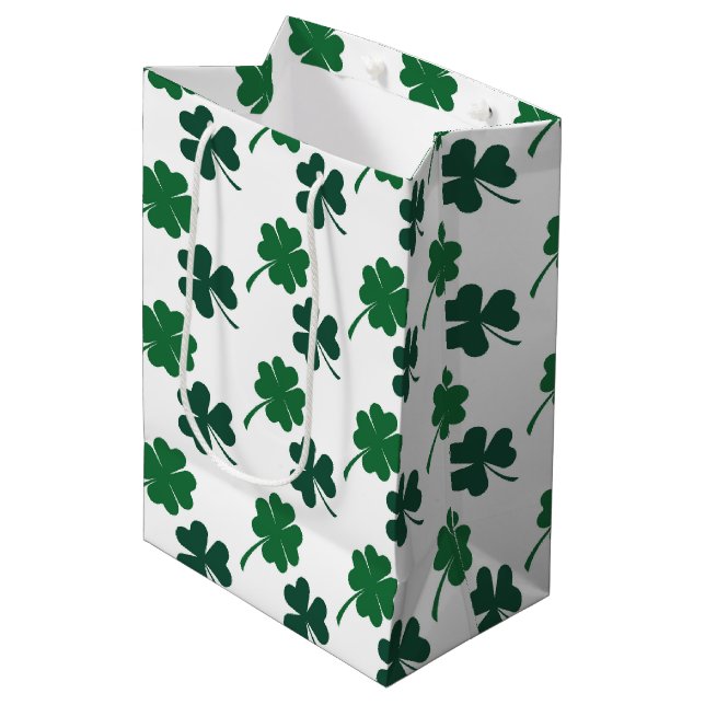 Cute shamrocks four leaf clovers tiled pattern mittlere geschenktüte (Vorderseite Schrägansicht)