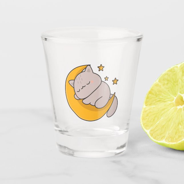 Cute Sleeping Cat on Crescent Moon Schnapsglas (Vorderseite)