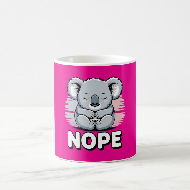 Cute Sleeping Koala “Nope” Funny Cartoon Kaffeetasse (Mittel)