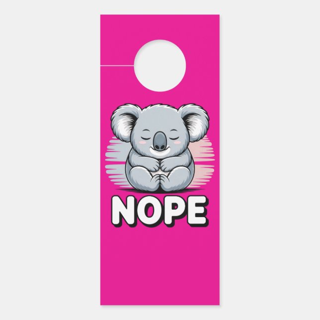 Cute Sleeping Koala “Nope” Funny Cartoon Türanhänger (Vorderseite)