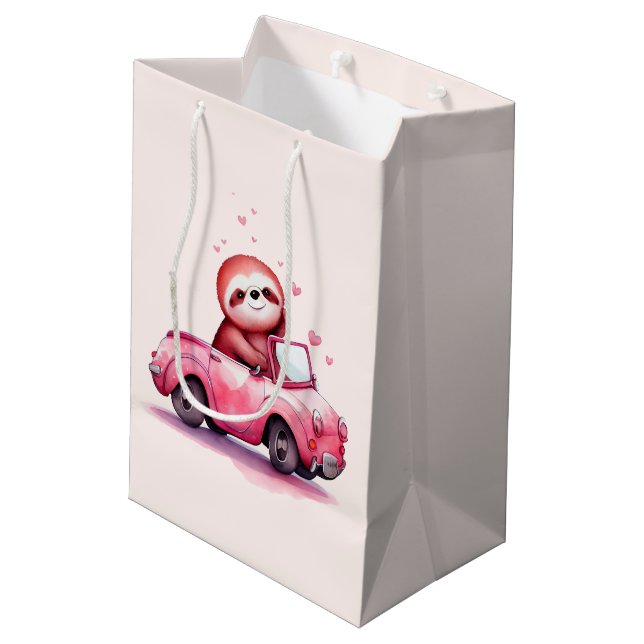 Cute Sloth Driving a Pink Convertible Mittlere Geschenktüte (Rückseite Schrägansicht)