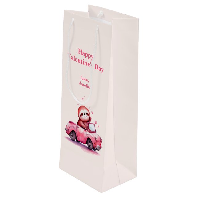 Cute Sloth Driving a Pink Convertible Valentine's  Geschenktüte Für Weinflaschen (Rückseite Schrägansicht)